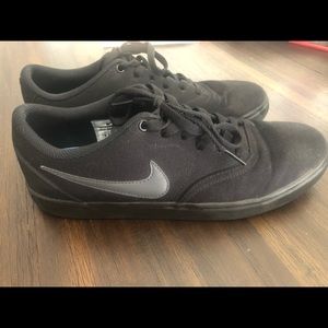 Nike skate shoes black